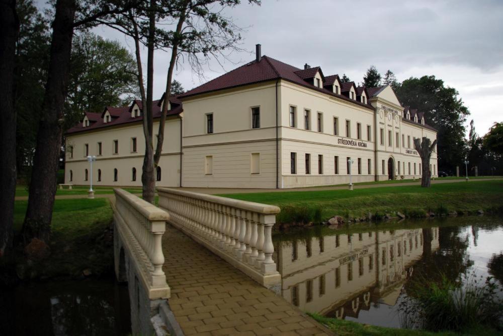Zamek Kamenny Dvur Hotel Kynsperk nad Ohri ภายนอก รูปภาพ